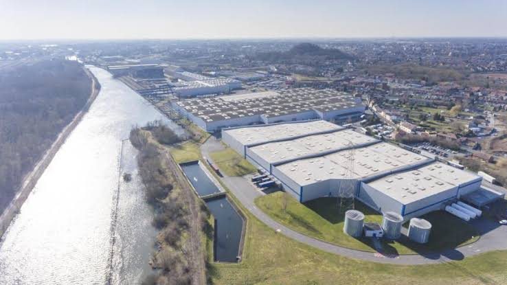 Zone logistique portuaire le long de la voie d'eau